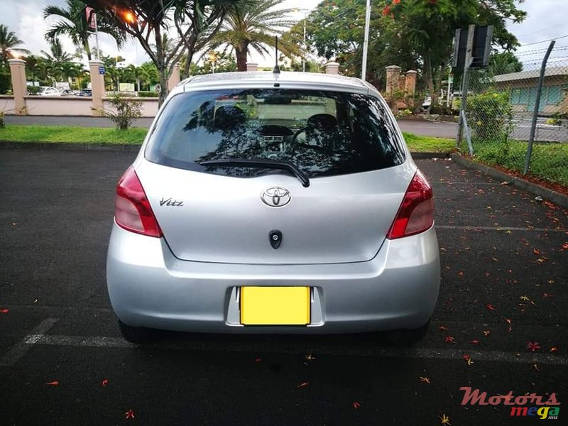 2005' Toyota Vitz photo #3