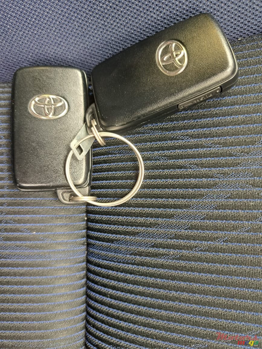 2020' Toyota Prius c photo #2