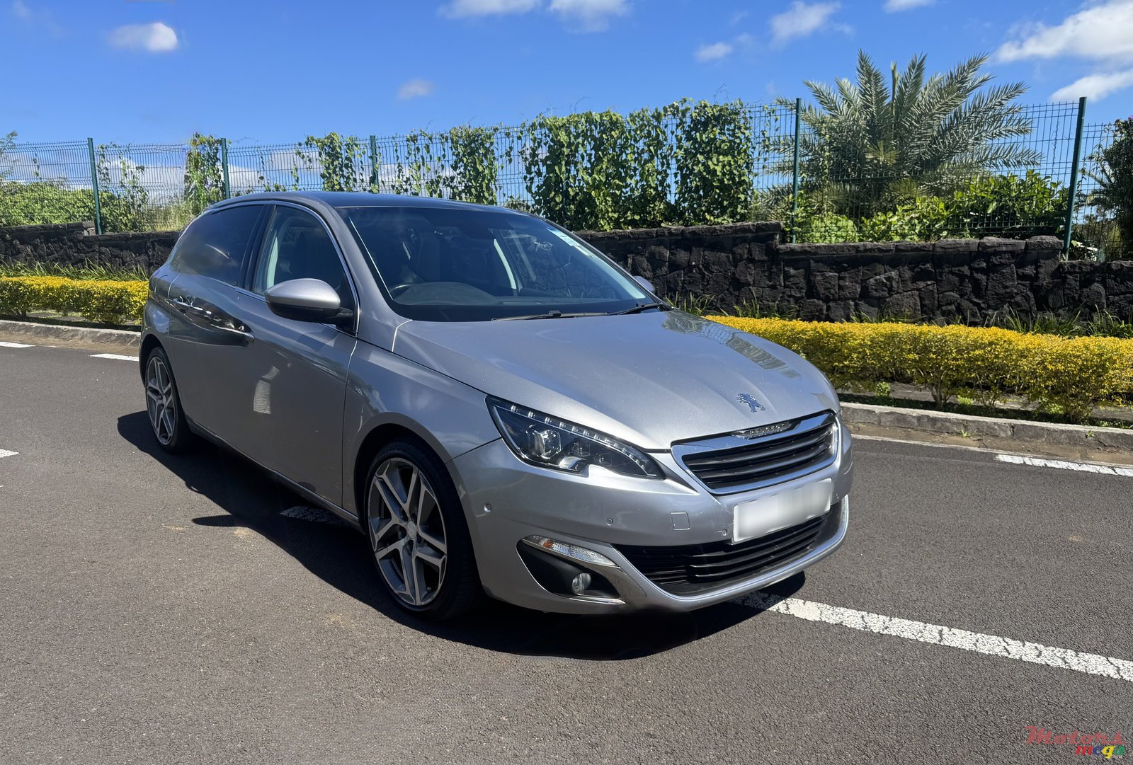 2015' Peugeot 308 photo #1