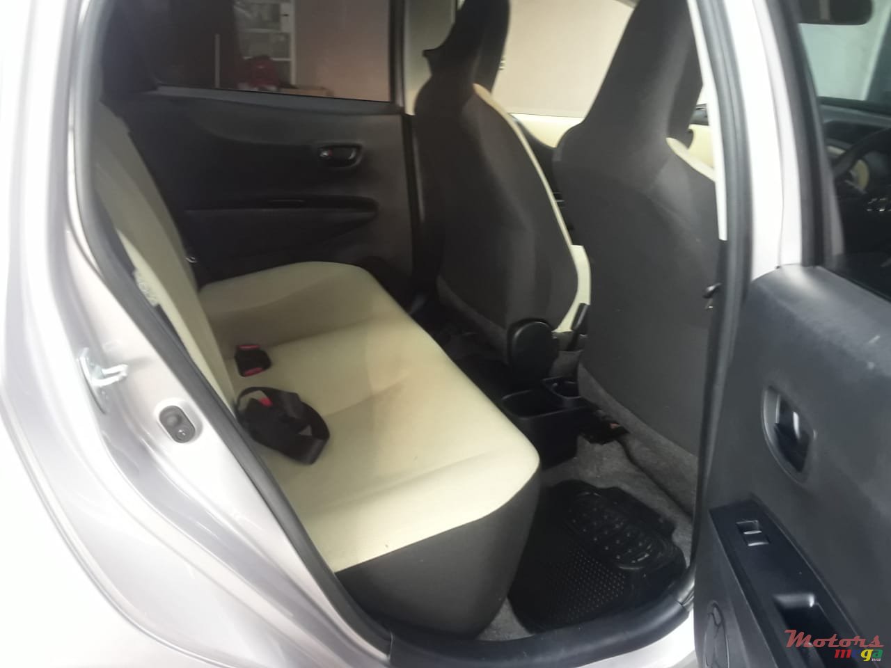 2011' Toyota Vitz photo #3