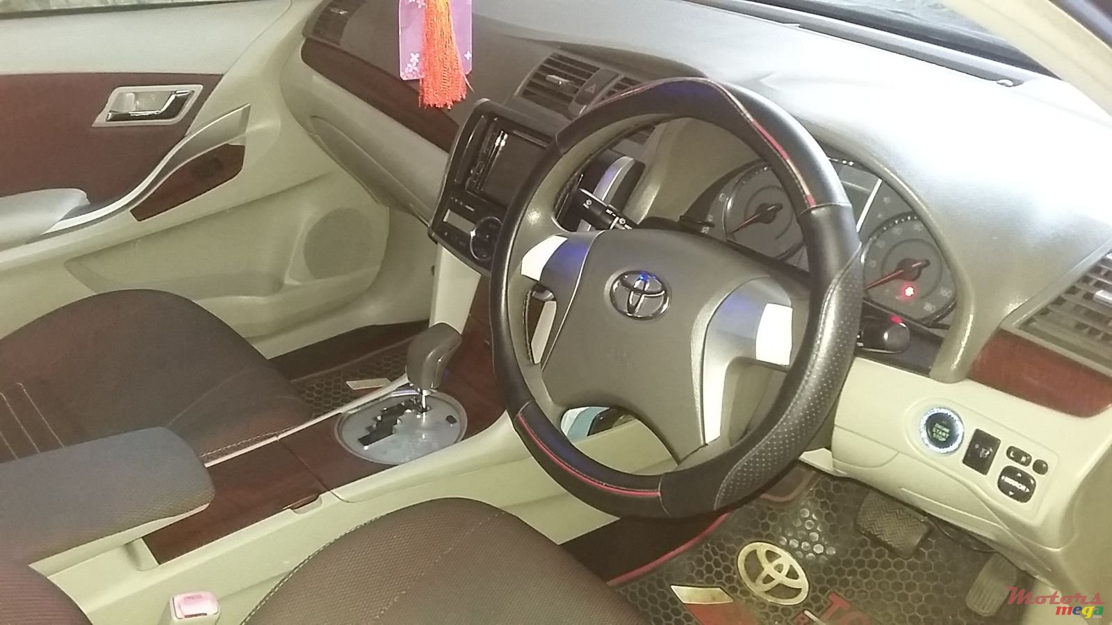 2011' Toyota Premio photo #1