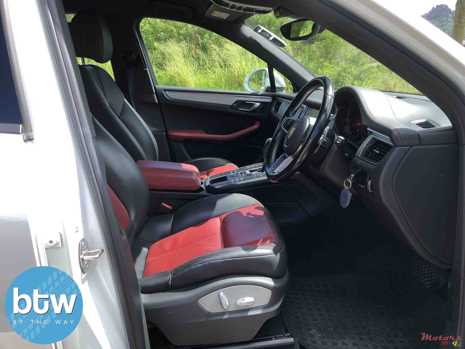 2016' Porsche Macan photo #5