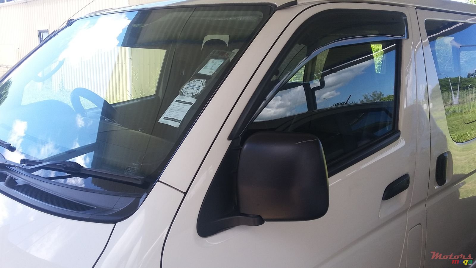 2015' Toyota HiAce photo #4