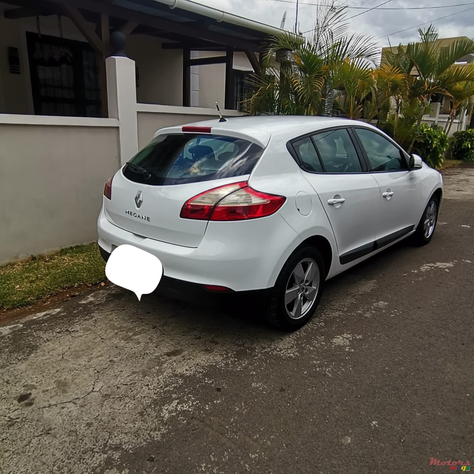 2011' Renault Megane photo #2