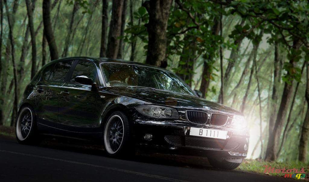 2004' BMW 1 Series 5 Door photo #1