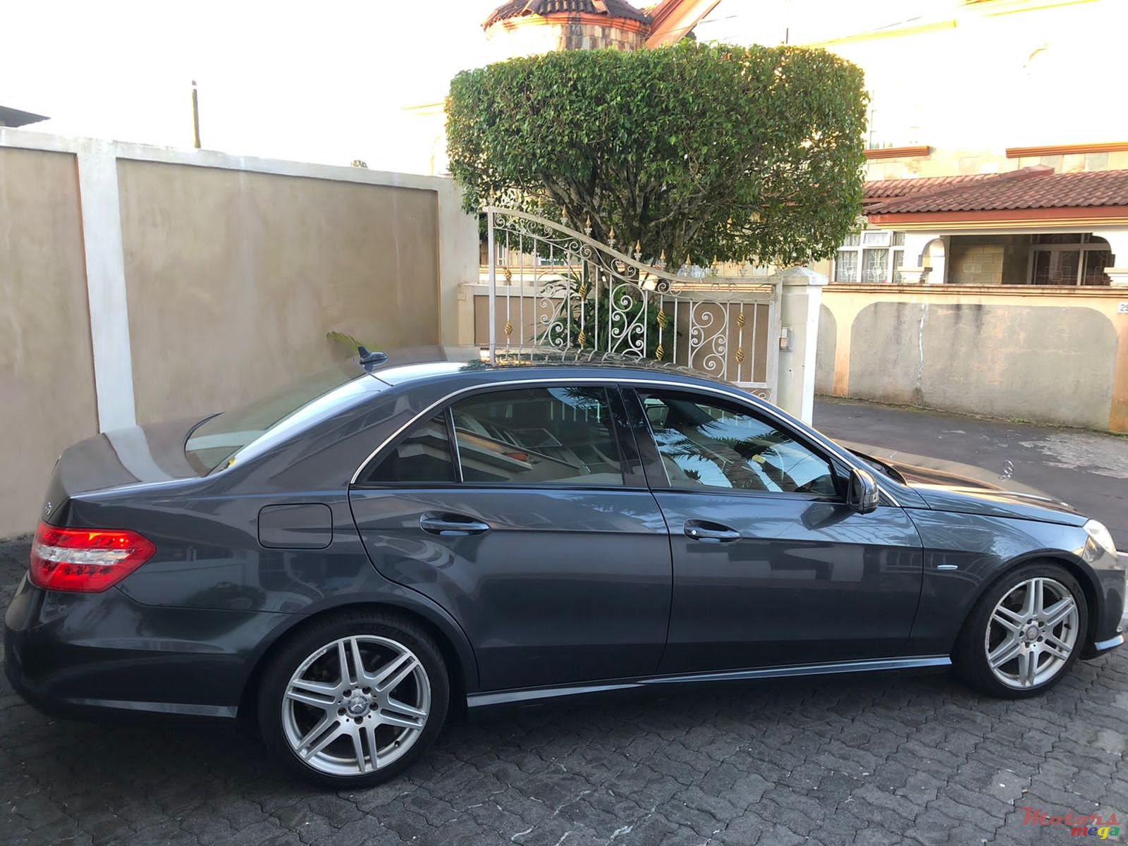 2011' Mercedes-Benz E250 AMG PACK photo #4