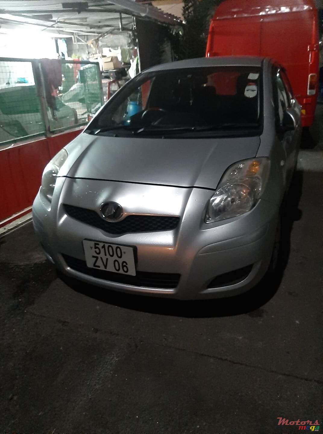 2006' Toyota Vitz photo #2