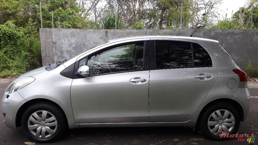 2009' Toyota Vitz photo #2