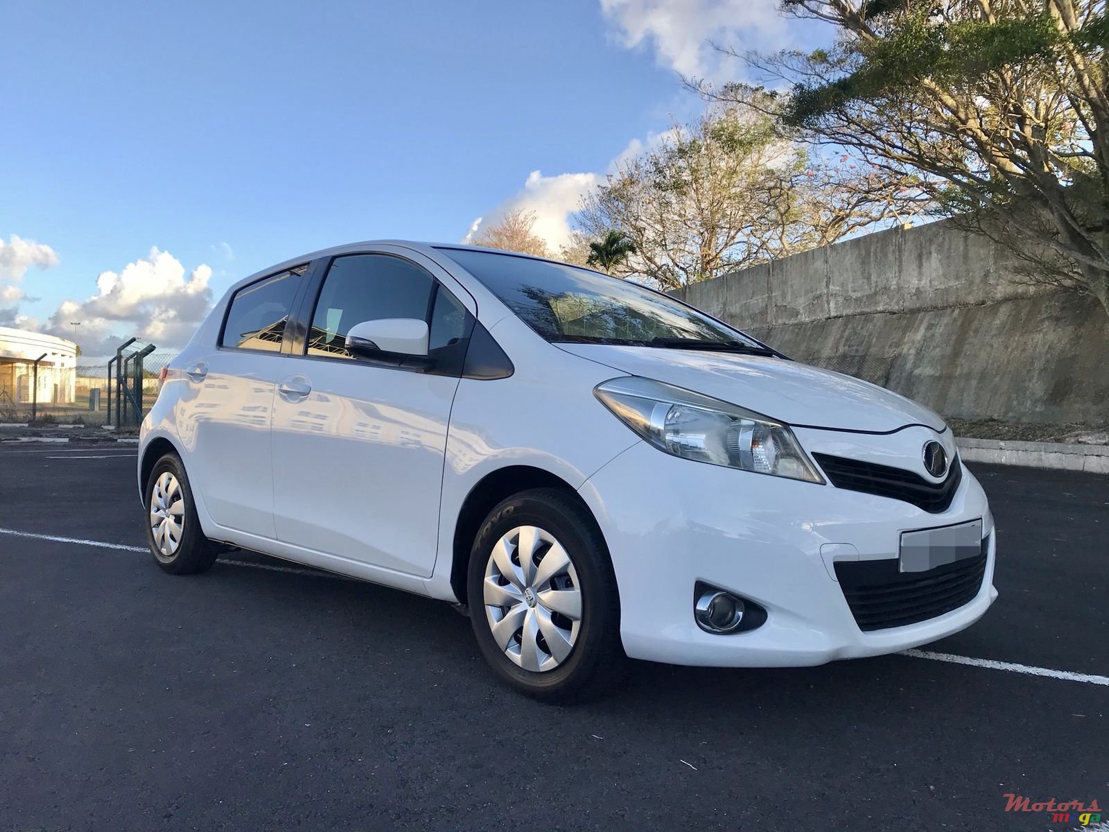 2013' Toyota Vitz photo #2