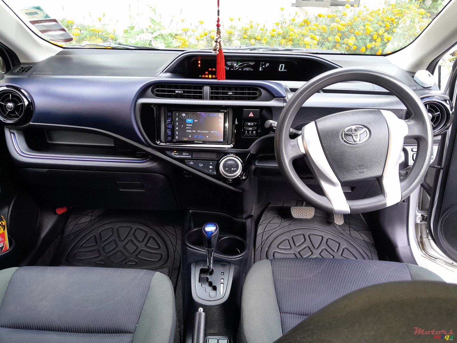 2015' Toyota Aqua photo #5