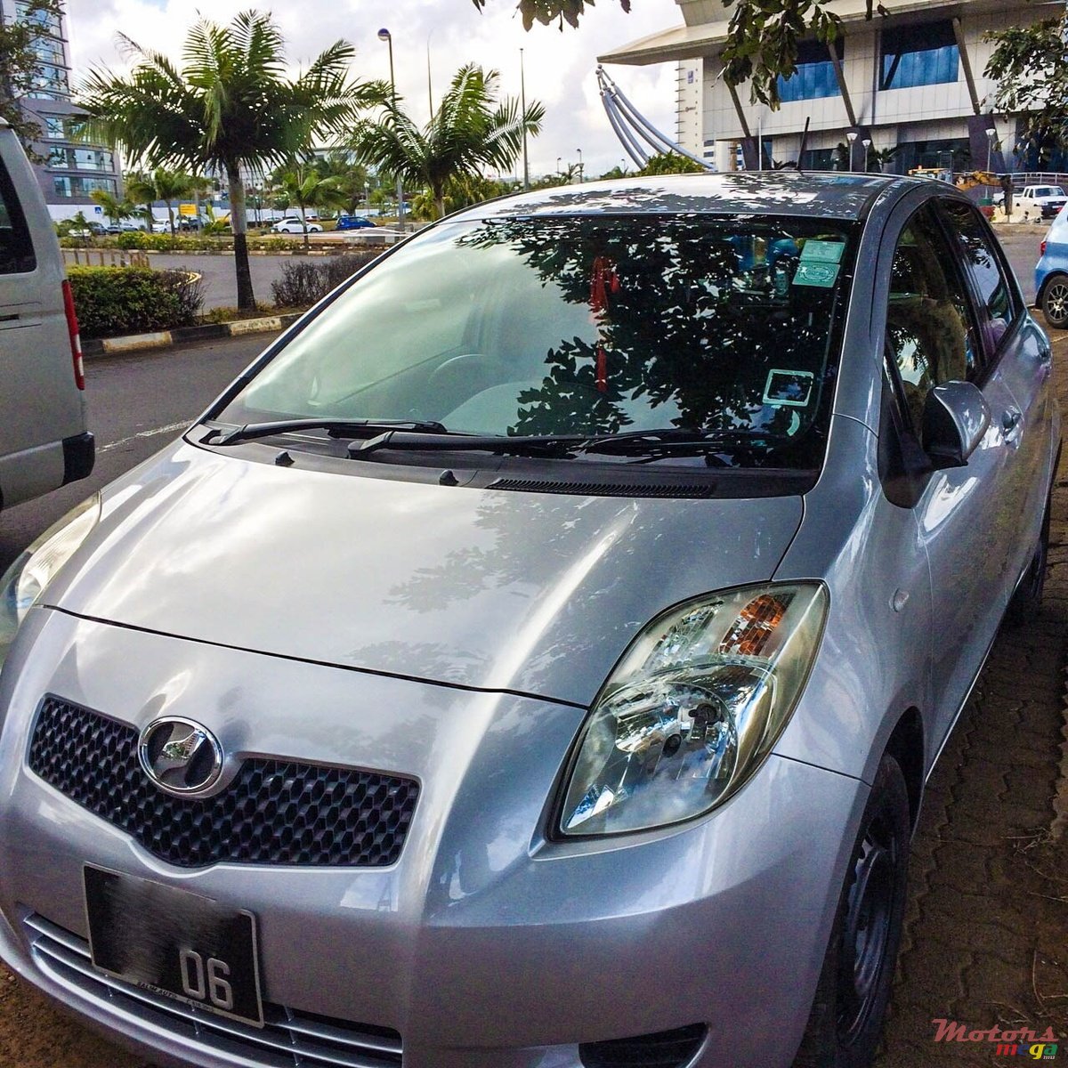 2006' Toyota Vitz photo #1