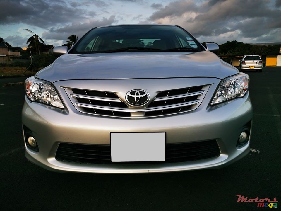 2013' Toyota Corolla GLi photo #1