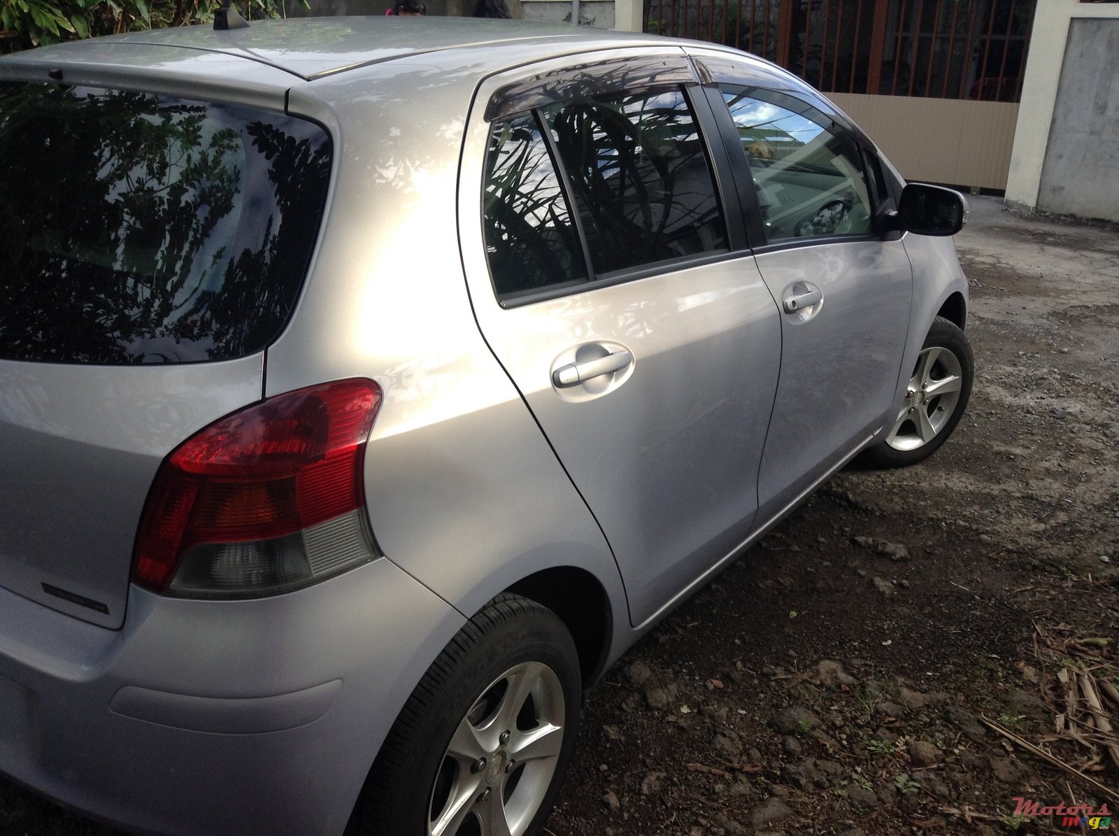 2009' Toyota Vitz photo #1