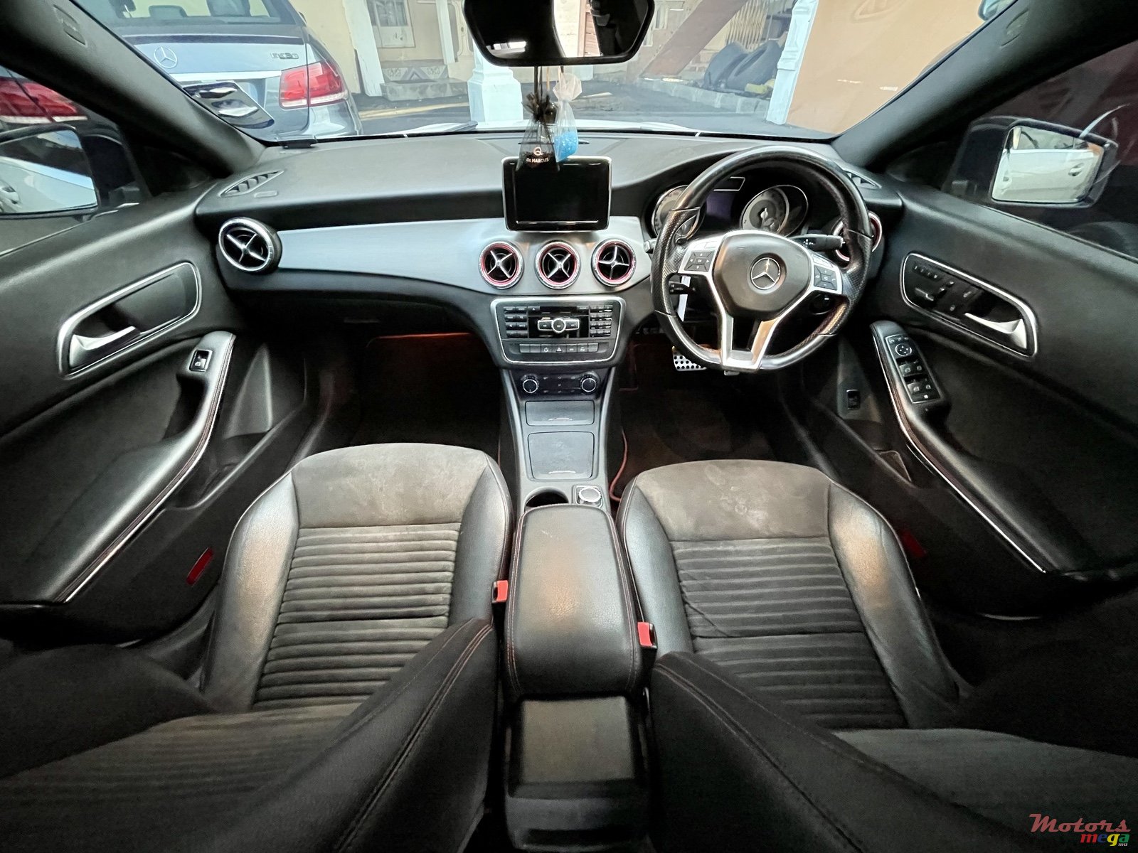 2014' Mercedes-Benz CLA 180 photo #2