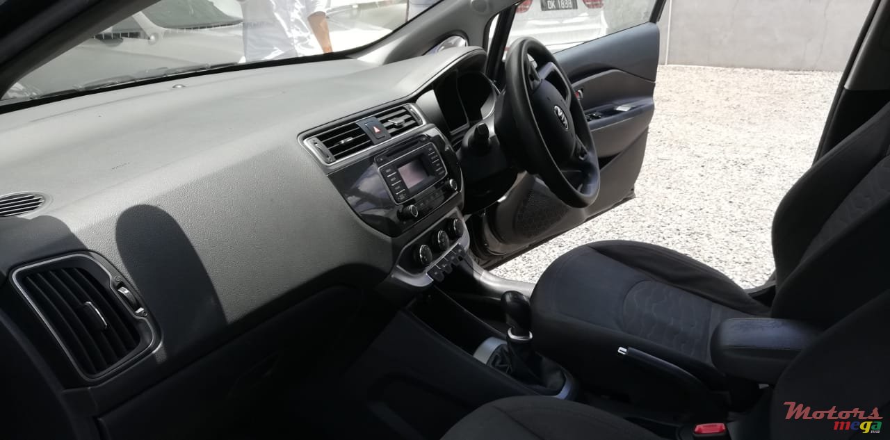 2015' Kia Rio photo #7
