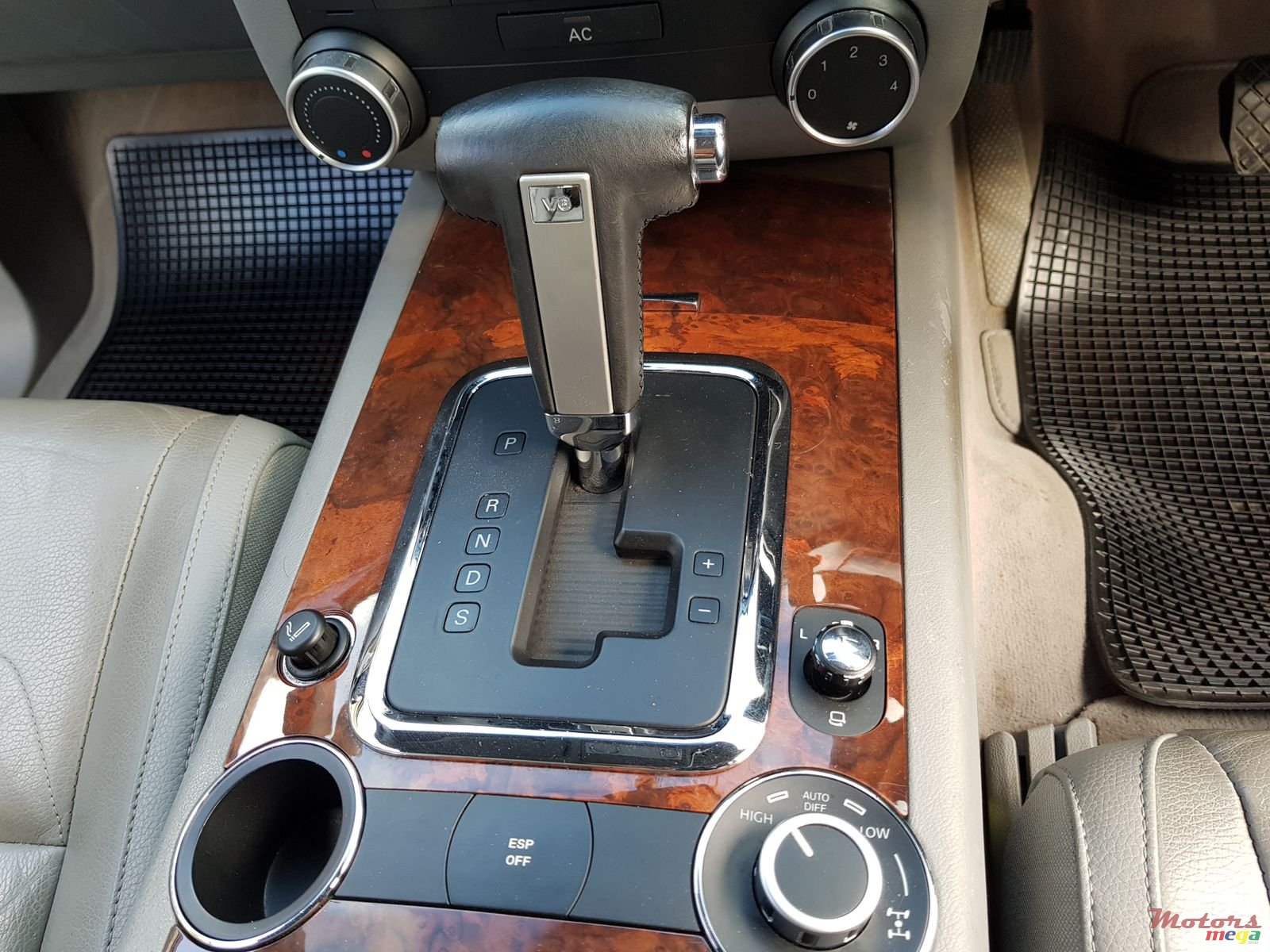 2007' Volkswagen Touareg auto photo #3