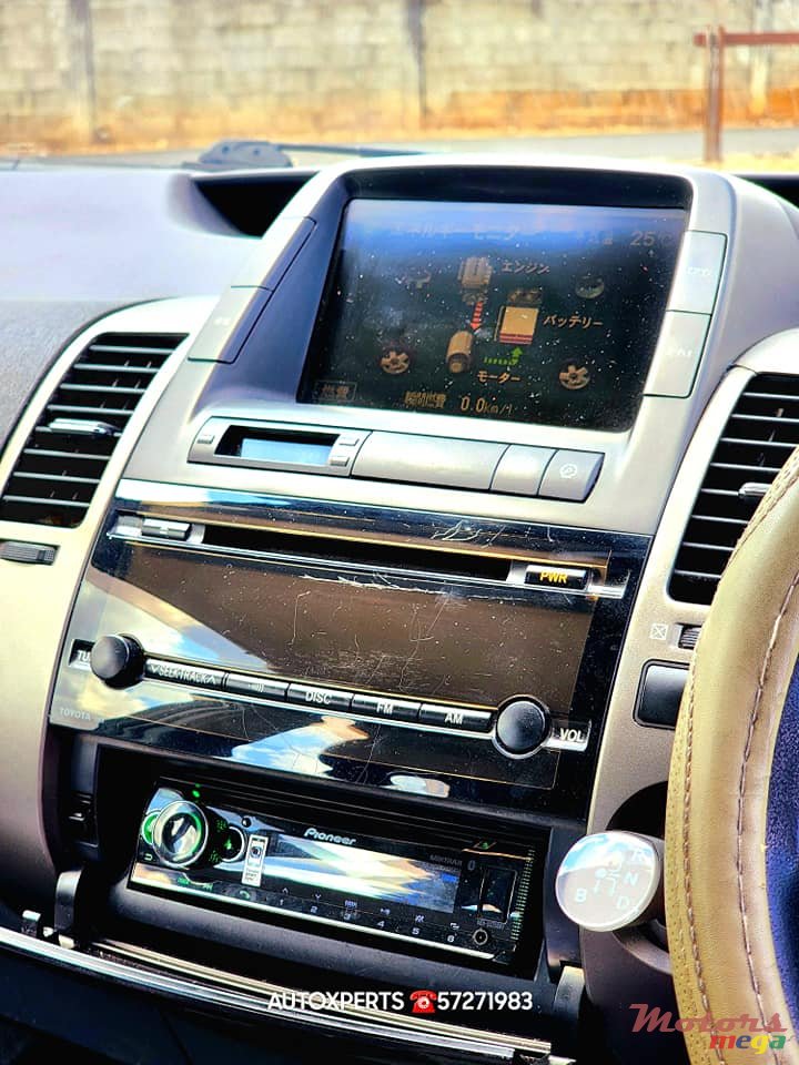 2012' Toyota Prius photo #7