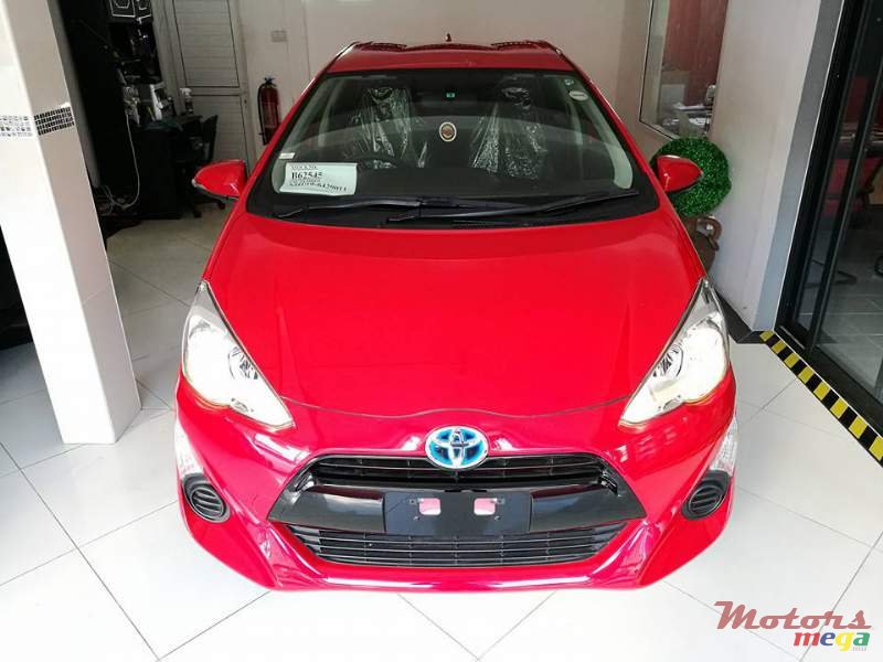 2015' Toyota Prius c Aqua photo #2