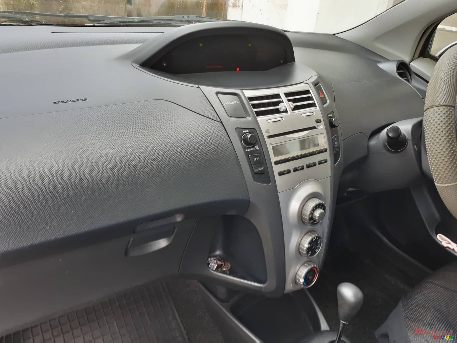 2006' Toyota Vitz photo #4