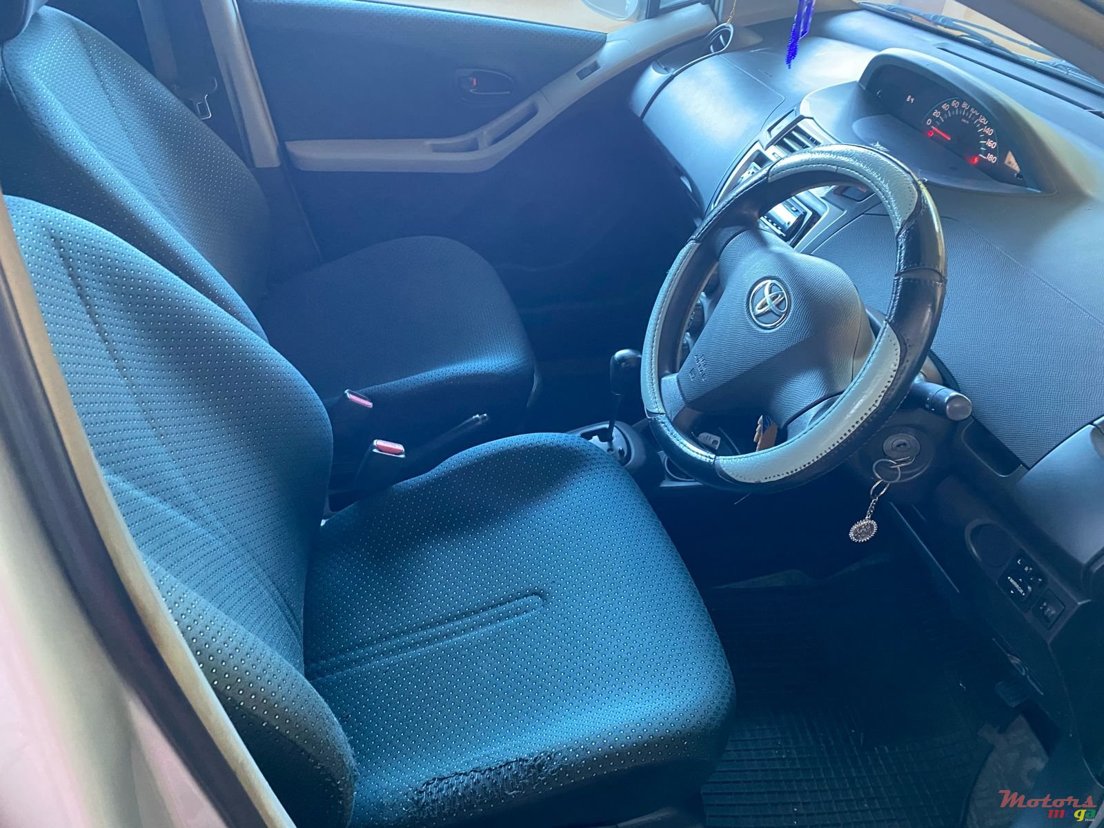 2006' Toyota Vitz photo #5