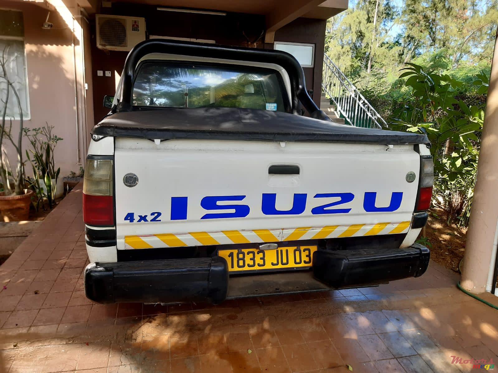 2003' Isuzu photo #4