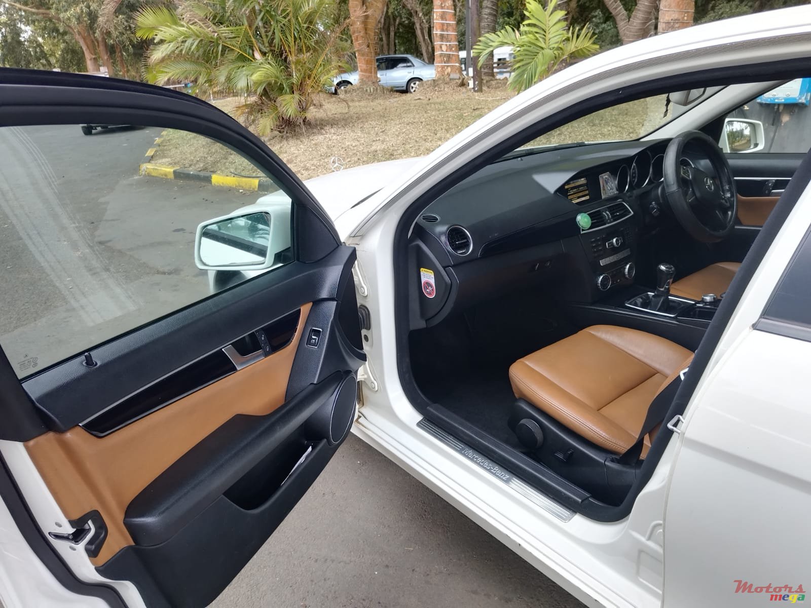 2011' Mercedes-Benz C 180 Kompressor photo #6