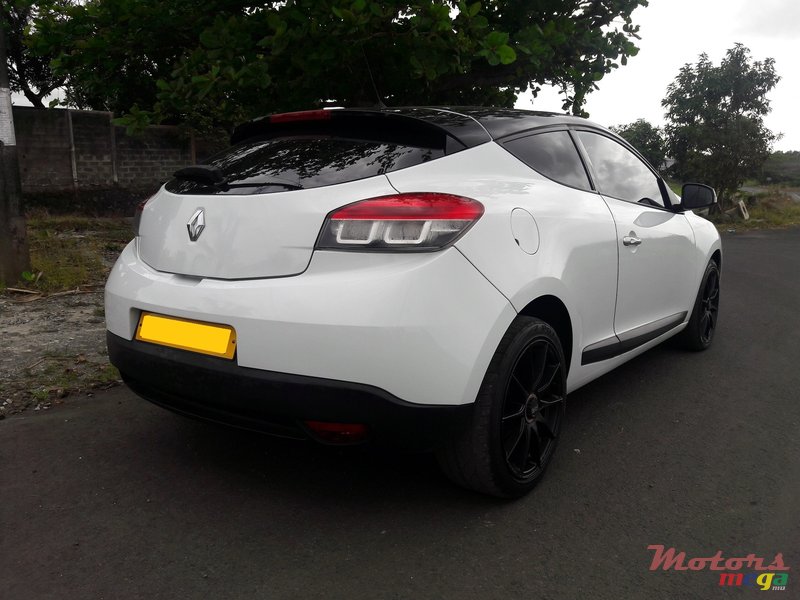 2011' Renault Megane Coupe photo #5