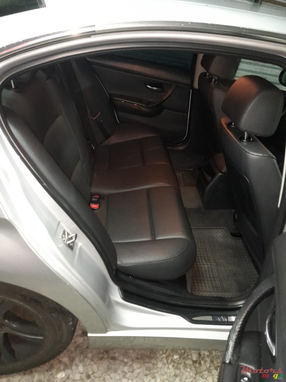 2010' BMW 3 Series photo #2