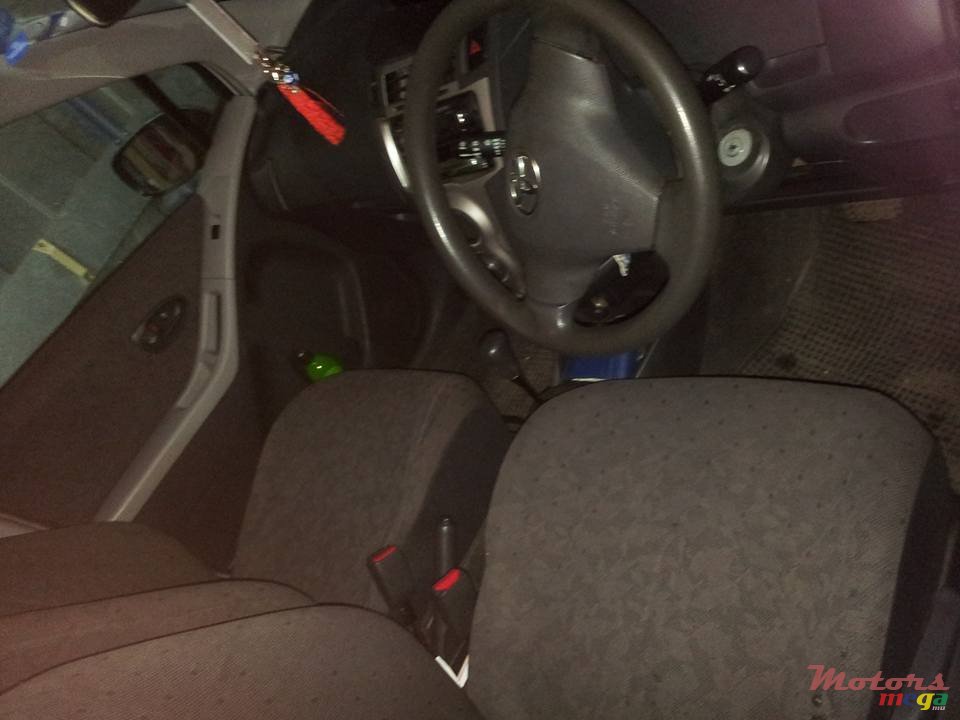 2008' Toyota Vitz photo #4