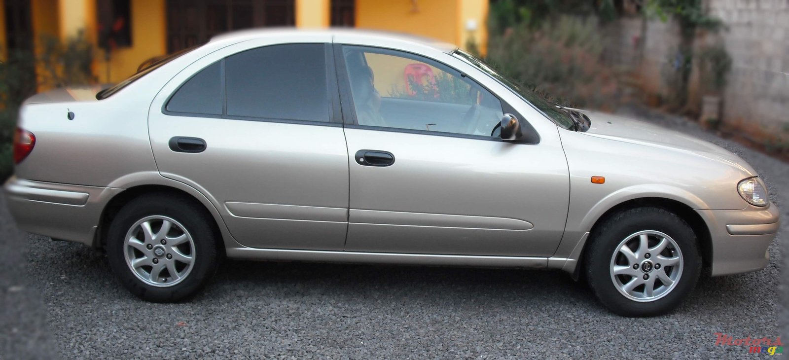 2002' Nissan Sunny photo #1