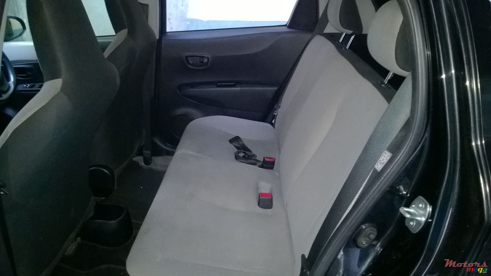 2012' Toyota Vitz photo #6