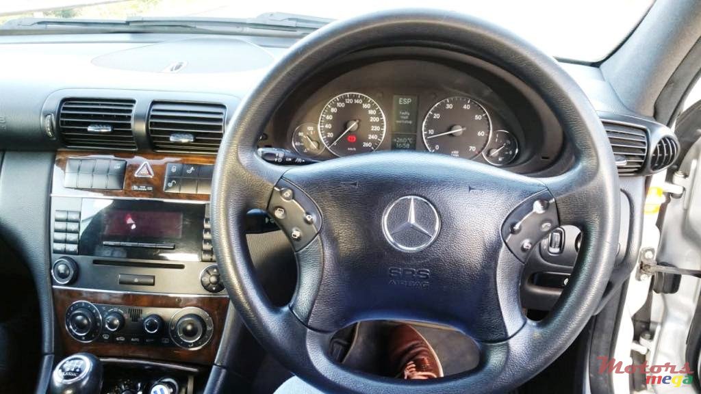 2004' Mercedes-Benz C-Class photo #4