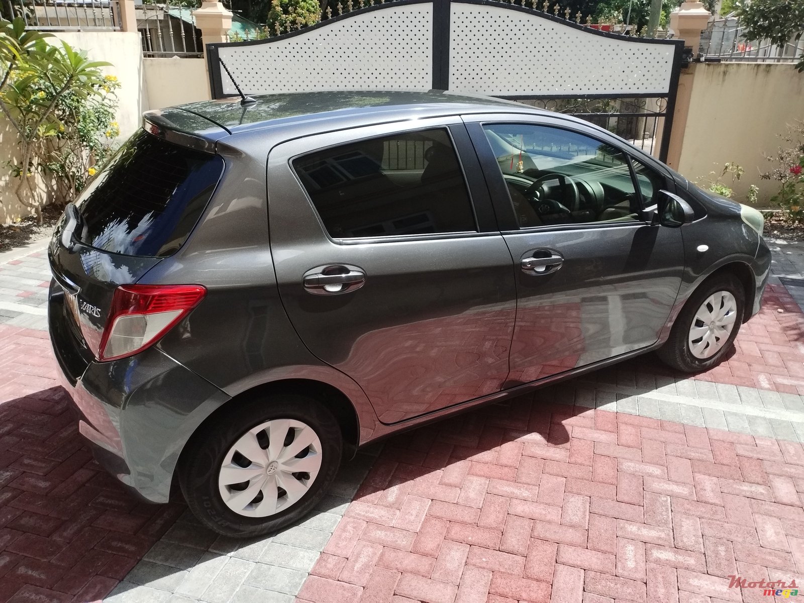 2014' Toyota Yaris photo #4