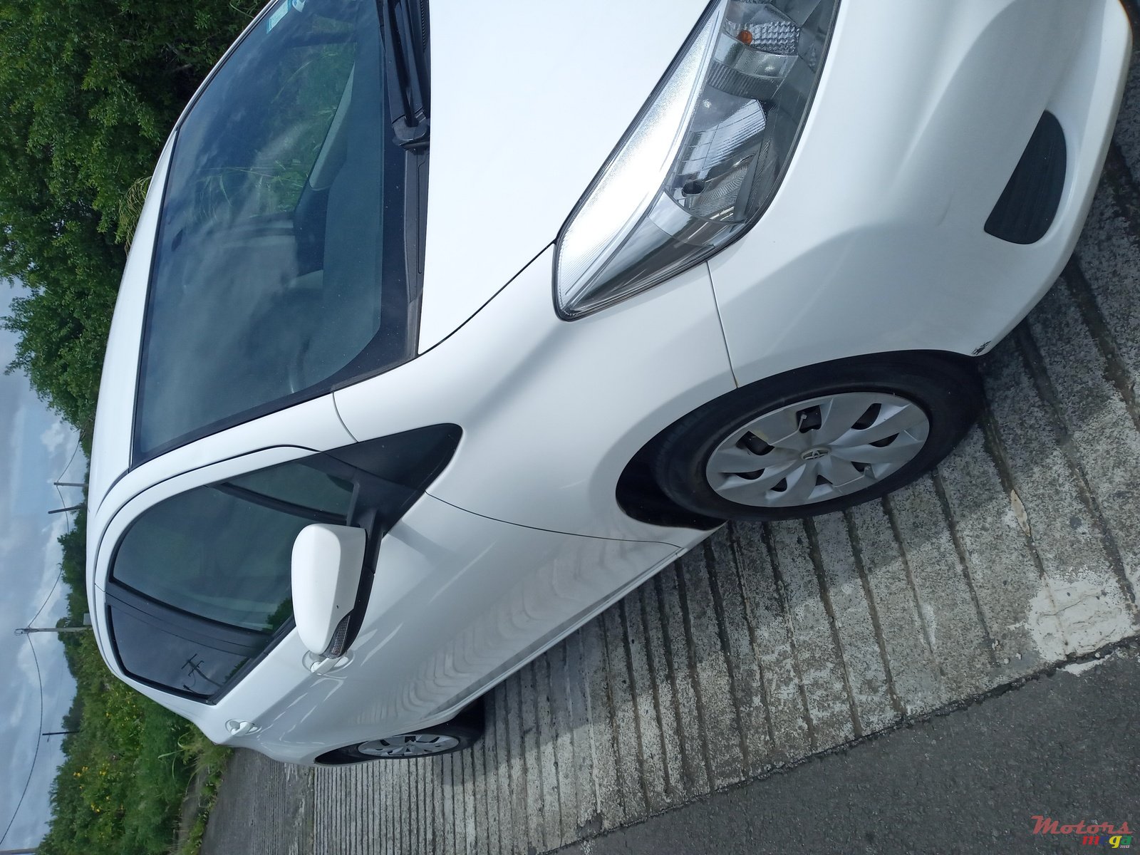 2012' Toyota Vitz photo #2