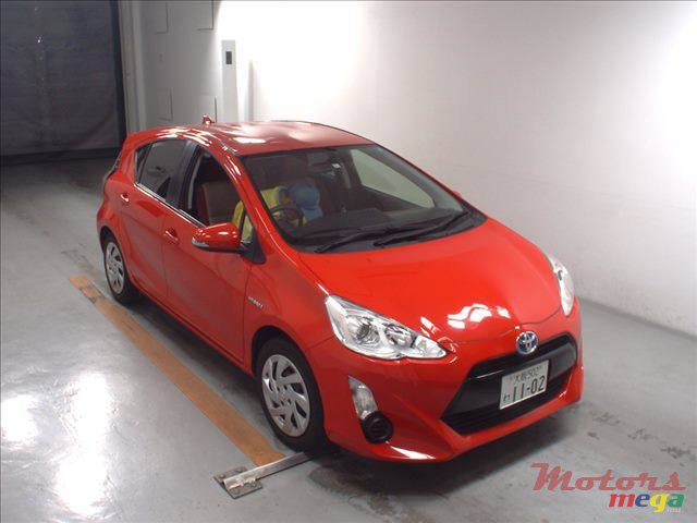 2015' Toyota Prius c photo #1