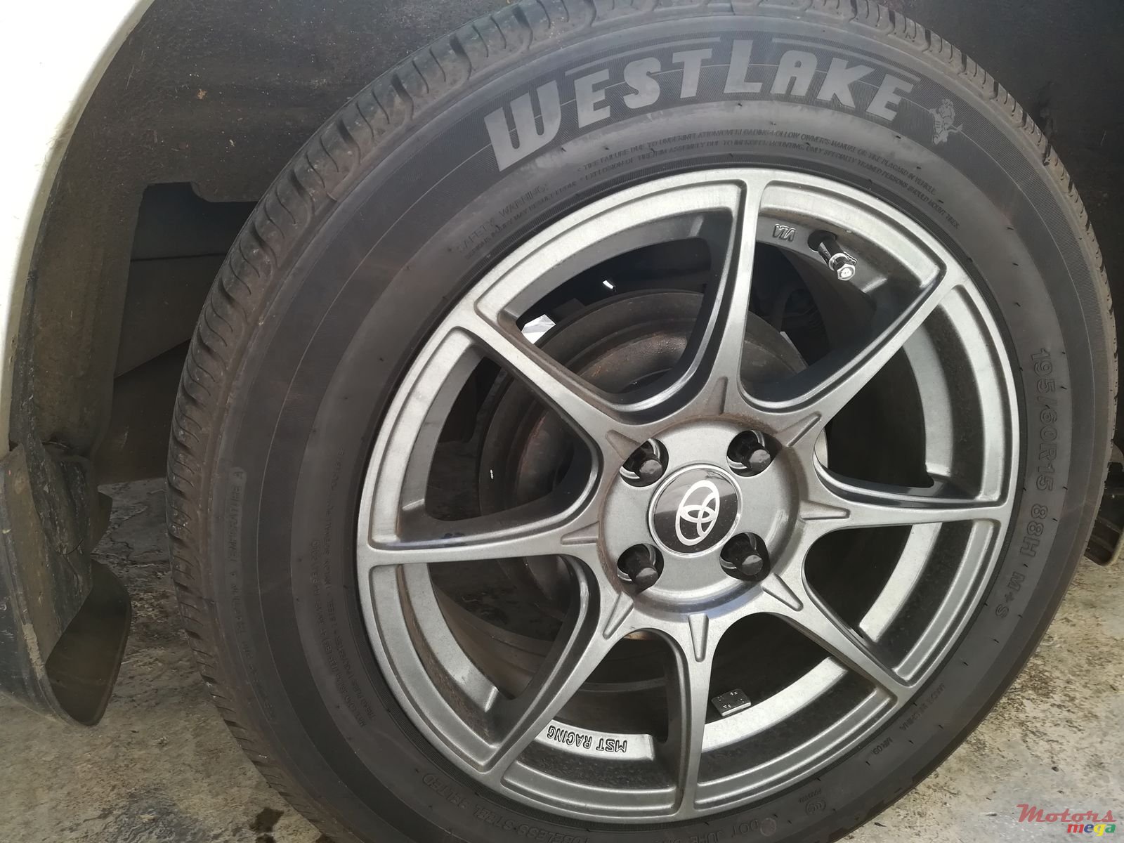 2009' Toyota Axio photo #3