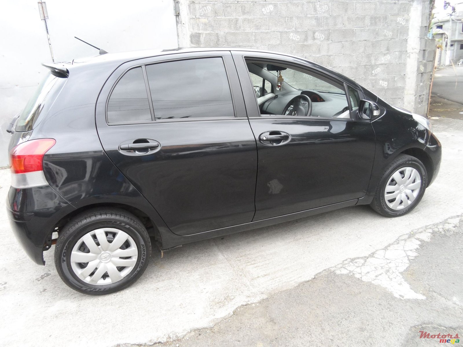 2010' Toyota Vitz photo #1