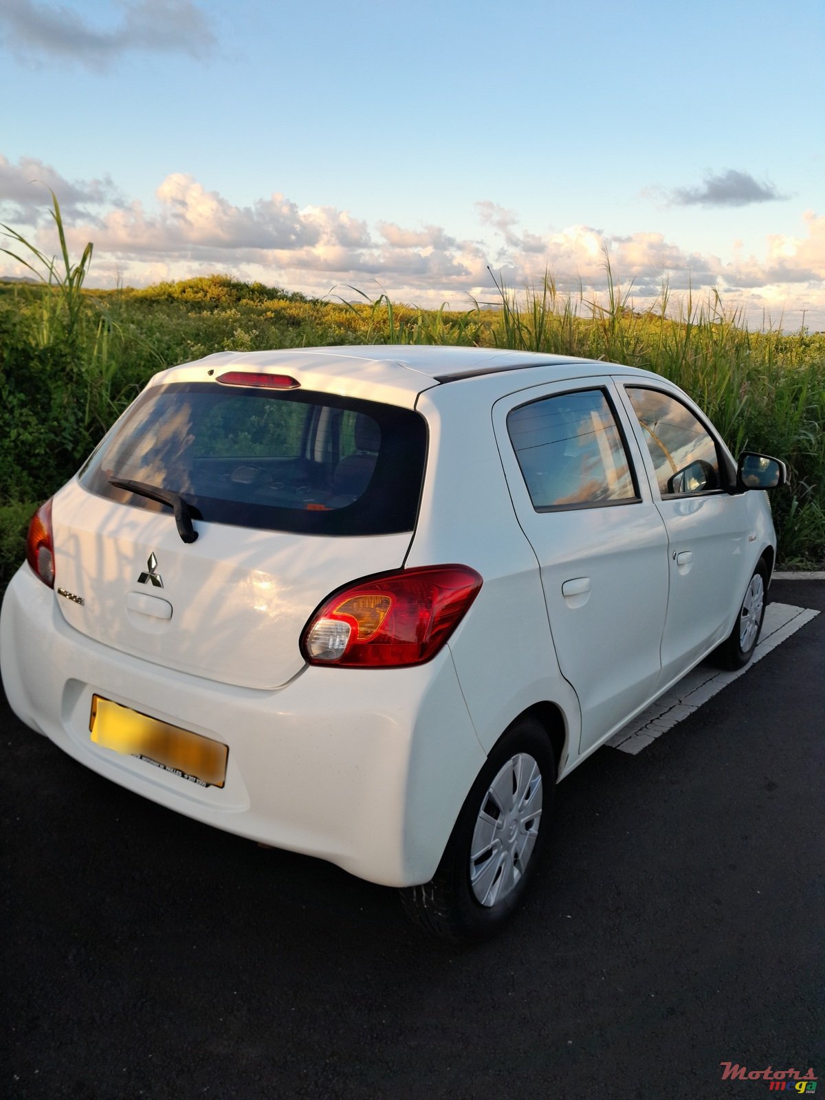 2013' Mitsubishi Mirage photo #2