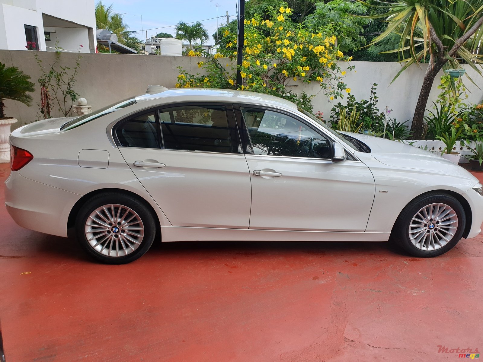 2013' BMW 316 Luxury photo #2