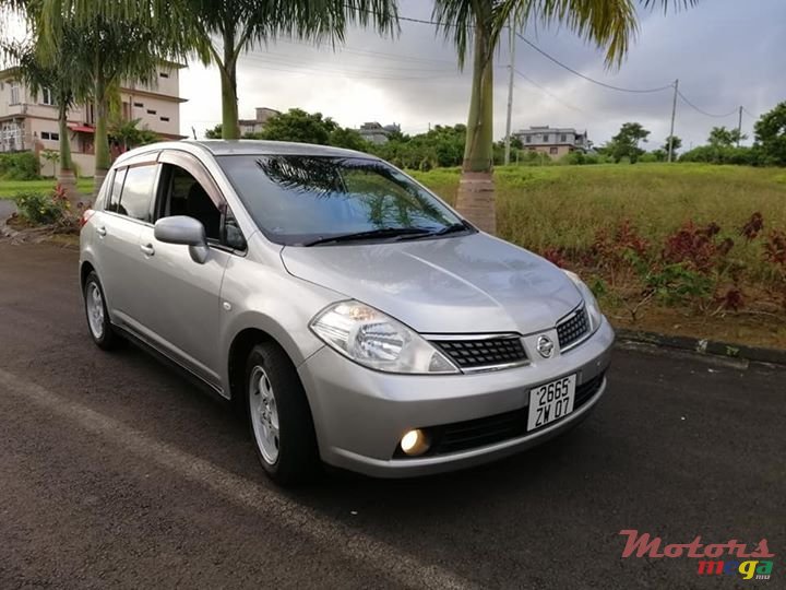 2007' Nissan Tiida Hatchback photo #1