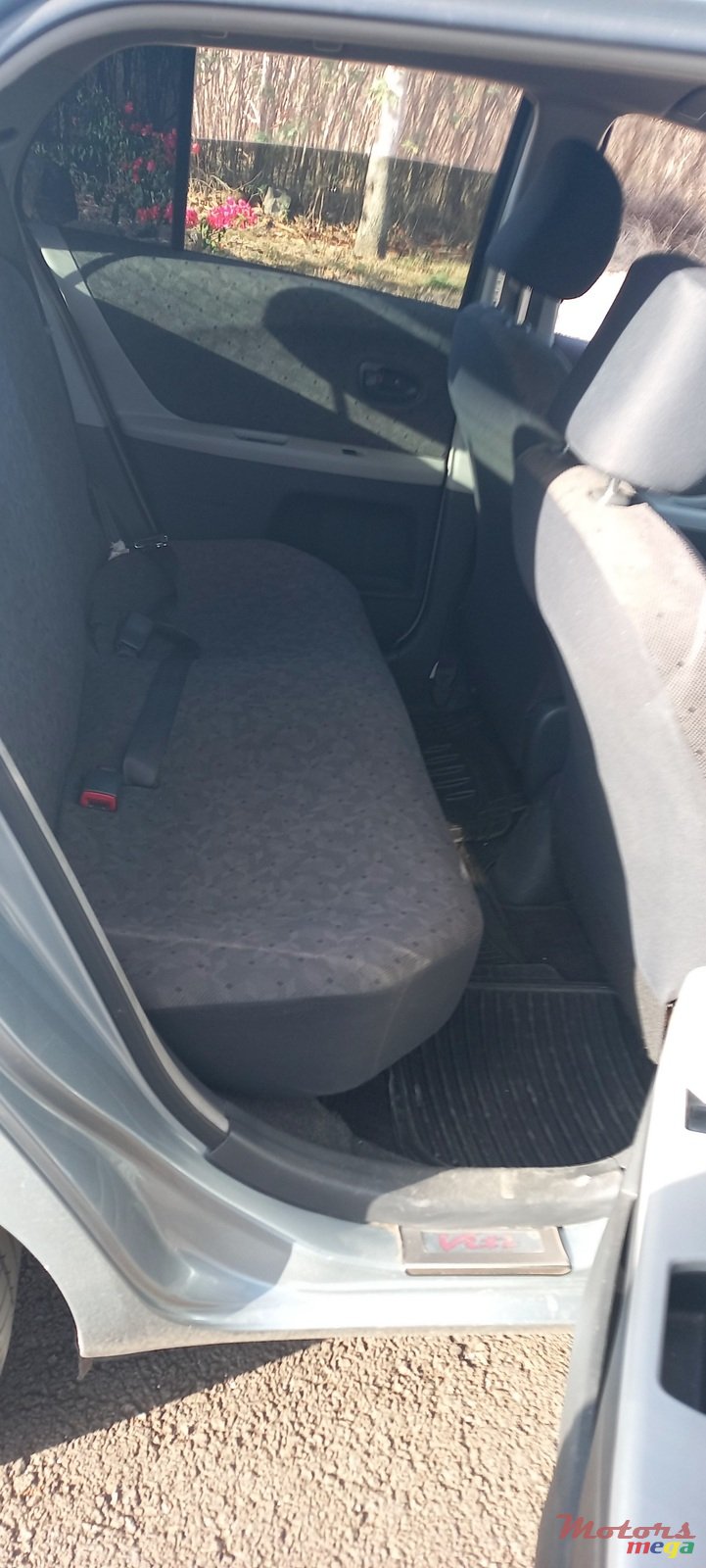 2008' Toyota Vitz photo #5