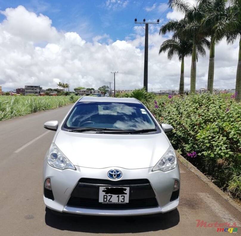 2013' Toyota Aqua hybrid photo #3