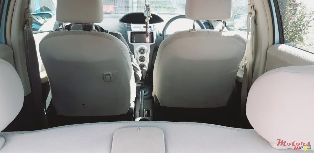 2006' Toyota Vitz photo #3