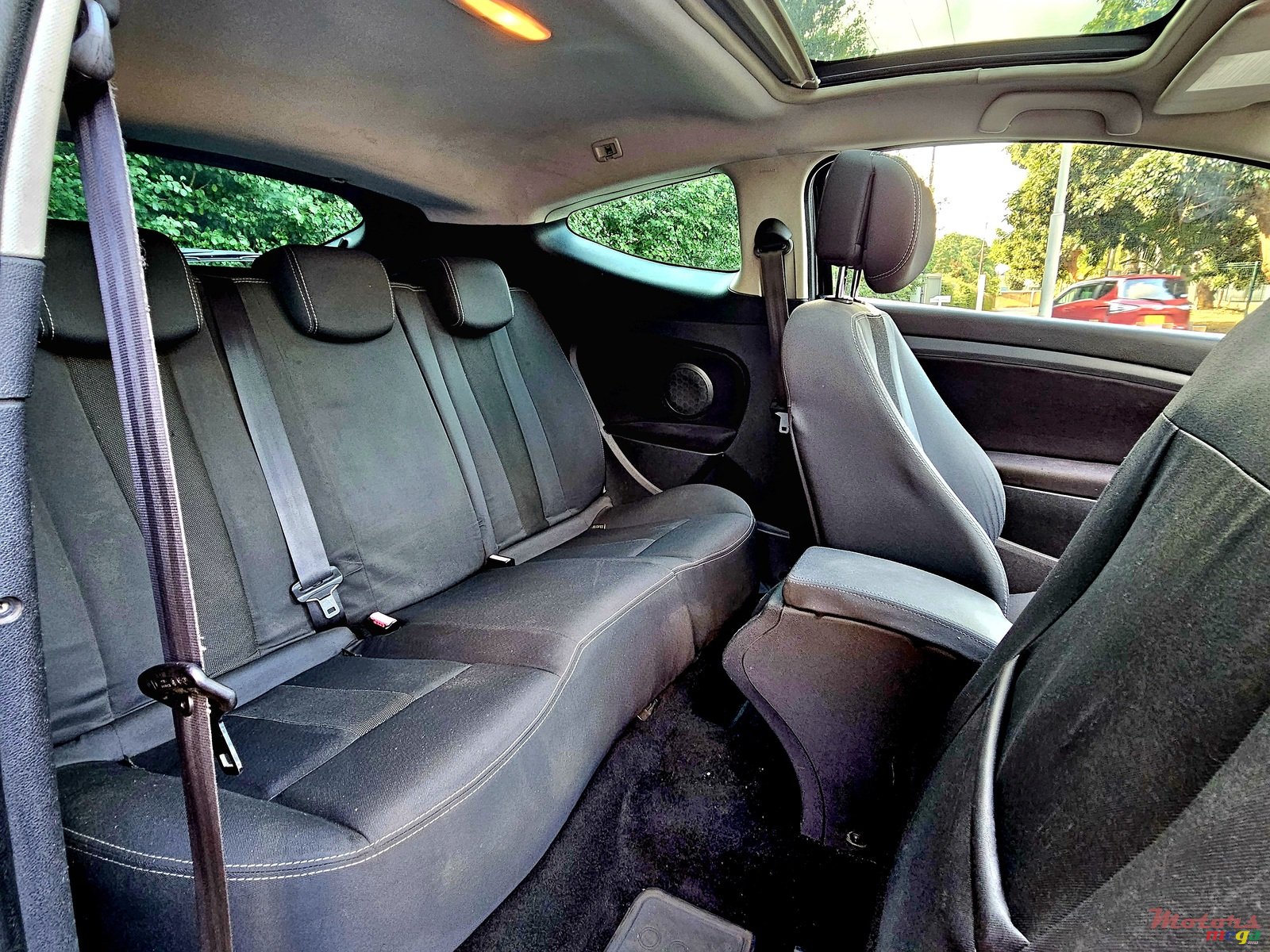 2013' Renault Megane Coupé 2 door photo #7