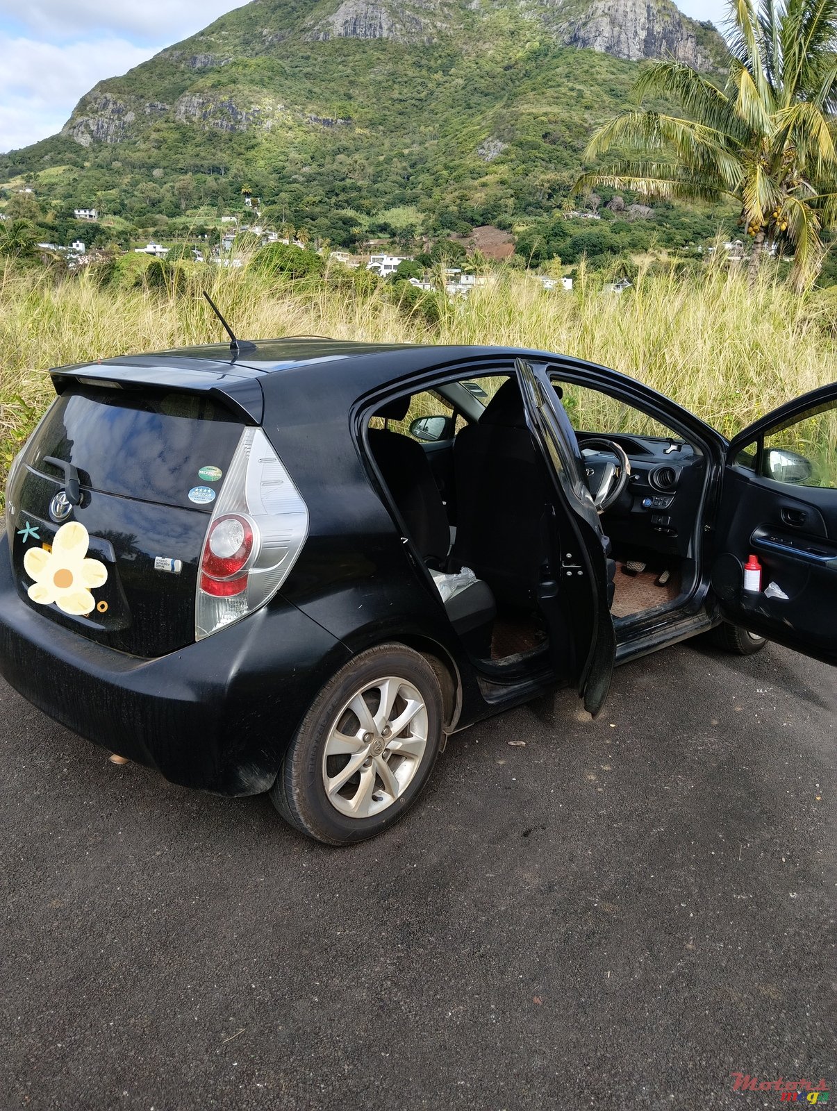 2014' Toyota Aqua photo #2