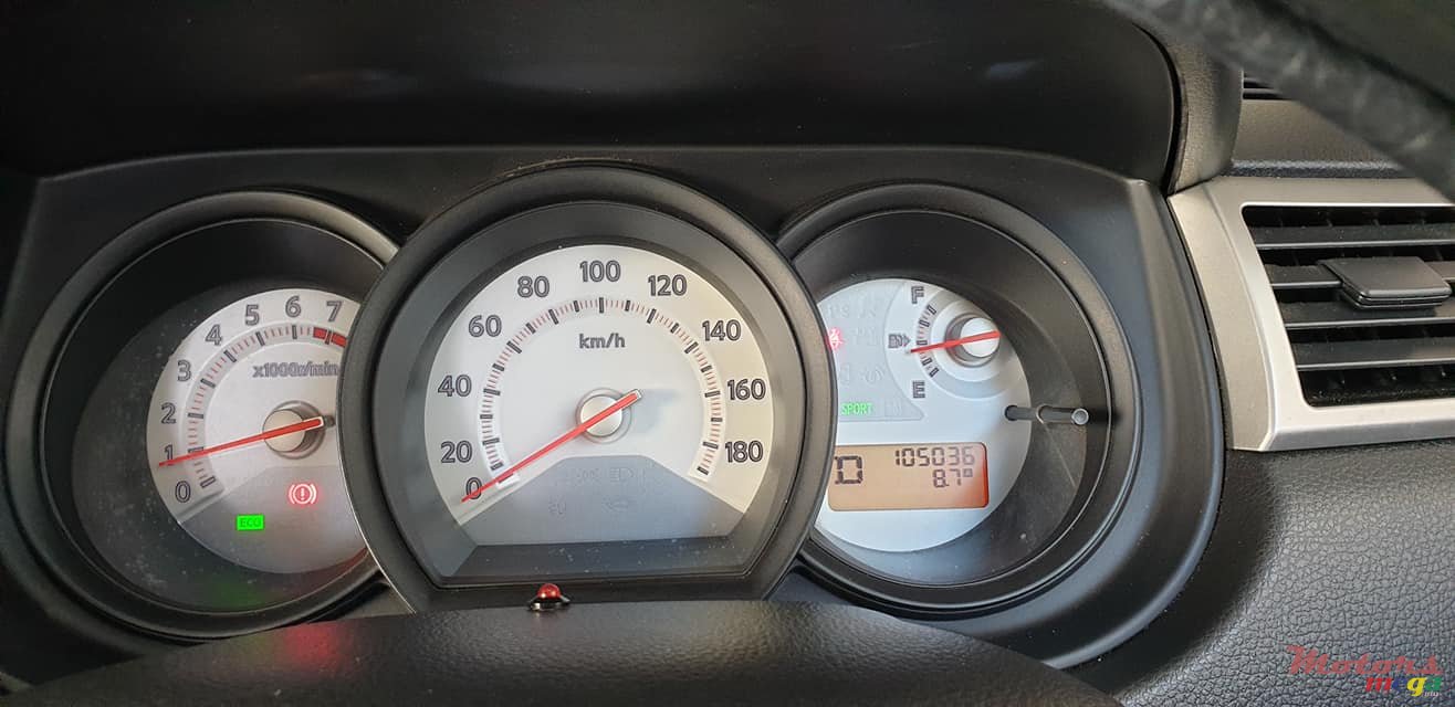 2011' Nissan Tiida photo #7