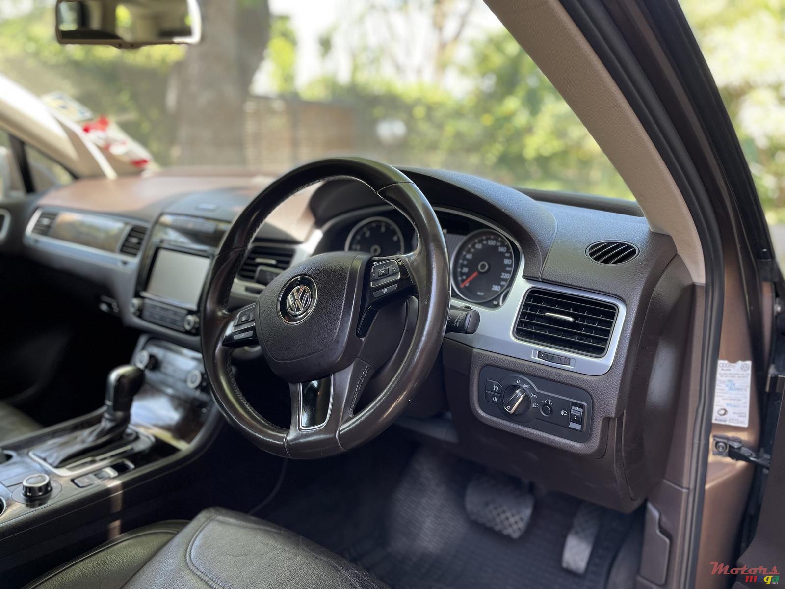 2014' Volkswagen Touareg photo #4