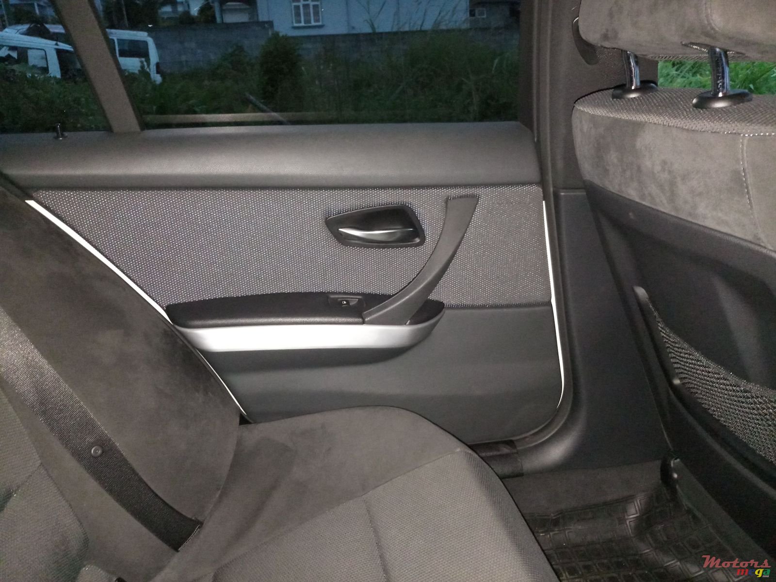 2011' BMW 320 photo #5