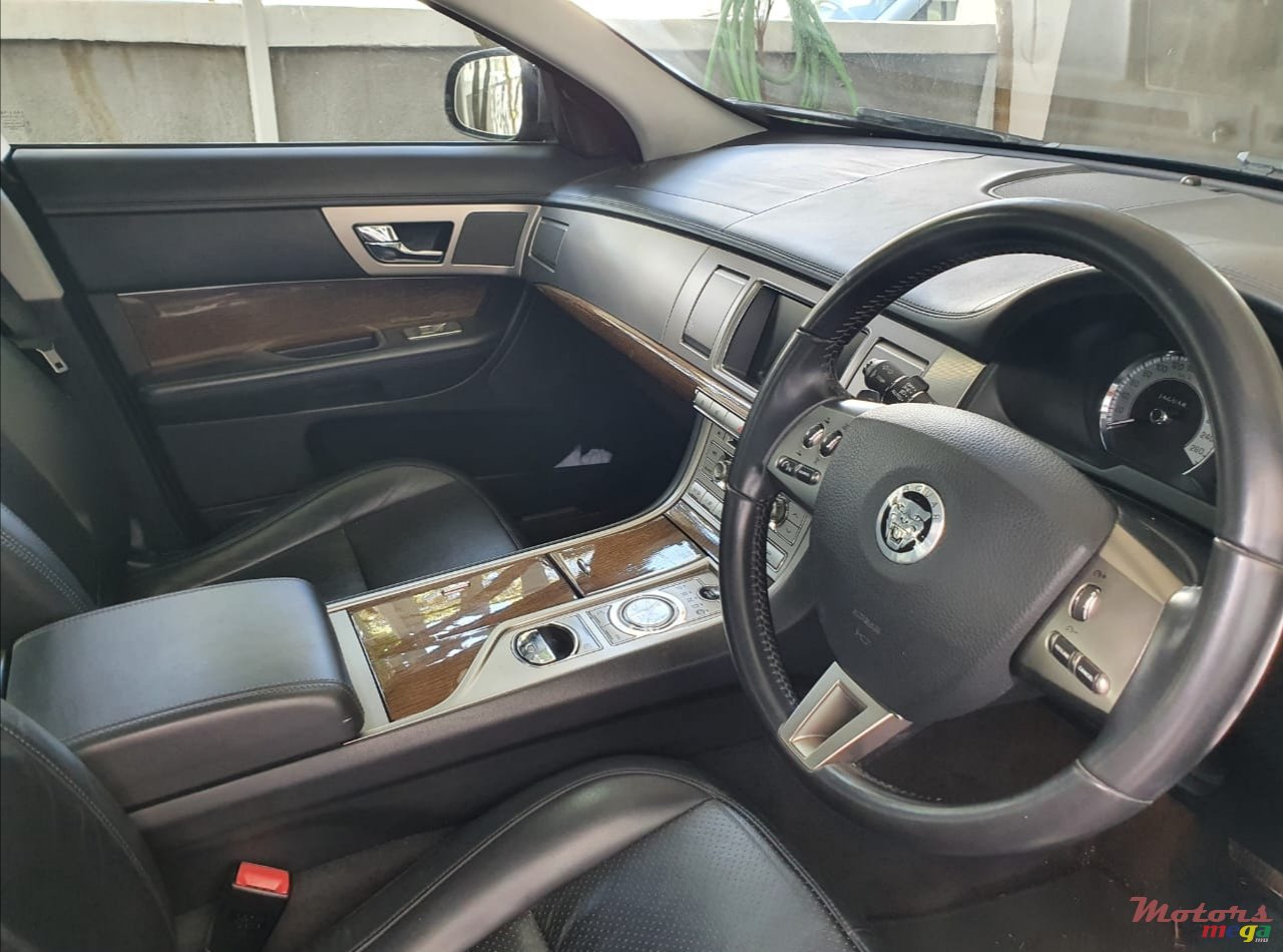 2010' Jaguar XF photo #3