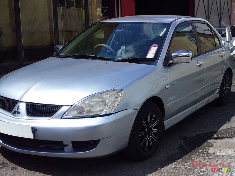 2004' Mitsubishi Lancer photo #2